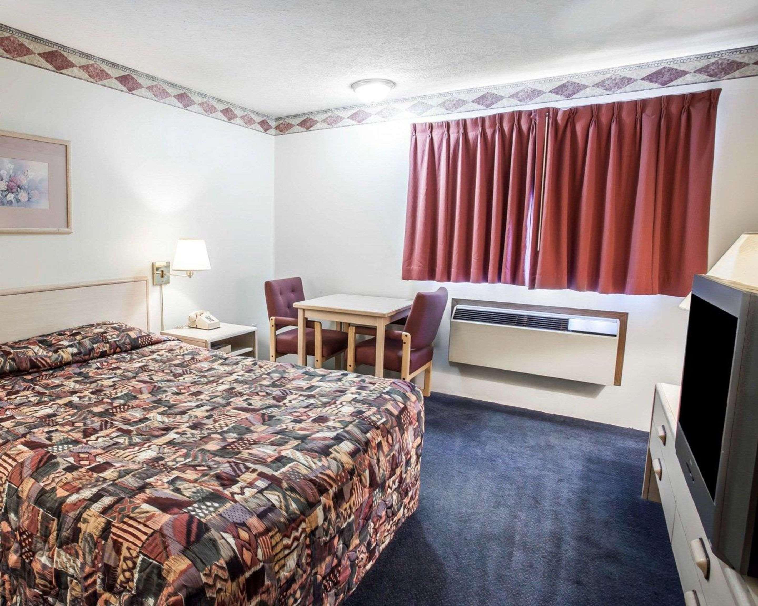 Rodeway Inn & Suites Спокейн Екстериор снимка